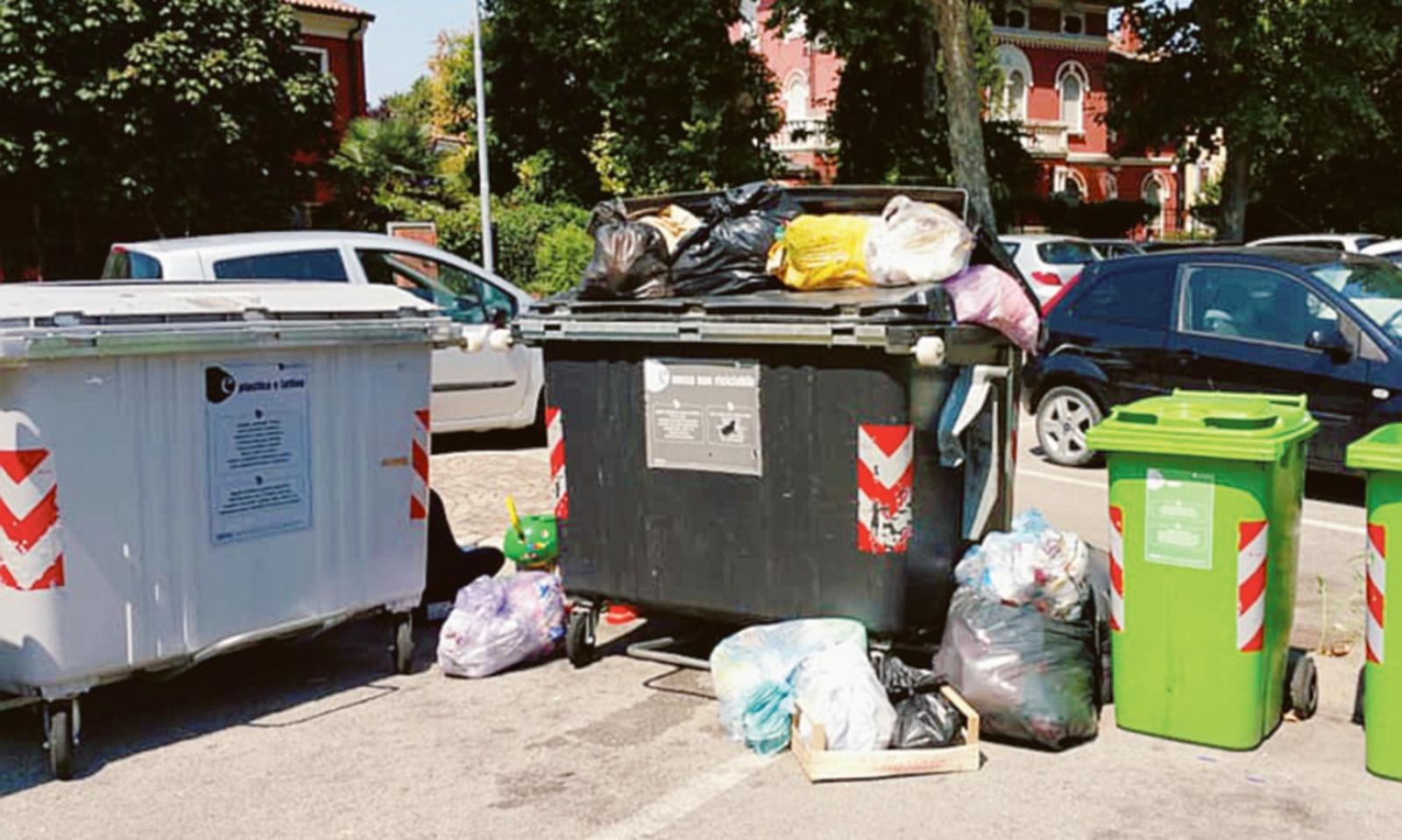 "Cassonetti intelligenti per il centro. No al porta a porta"