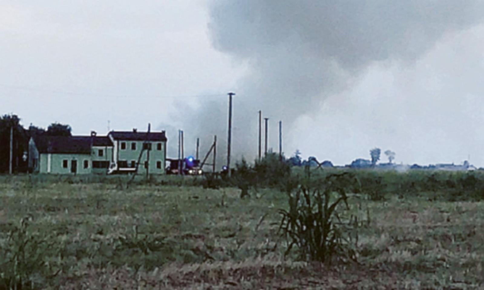 Colonna di fumo da paura, incendiate le sterpaglie