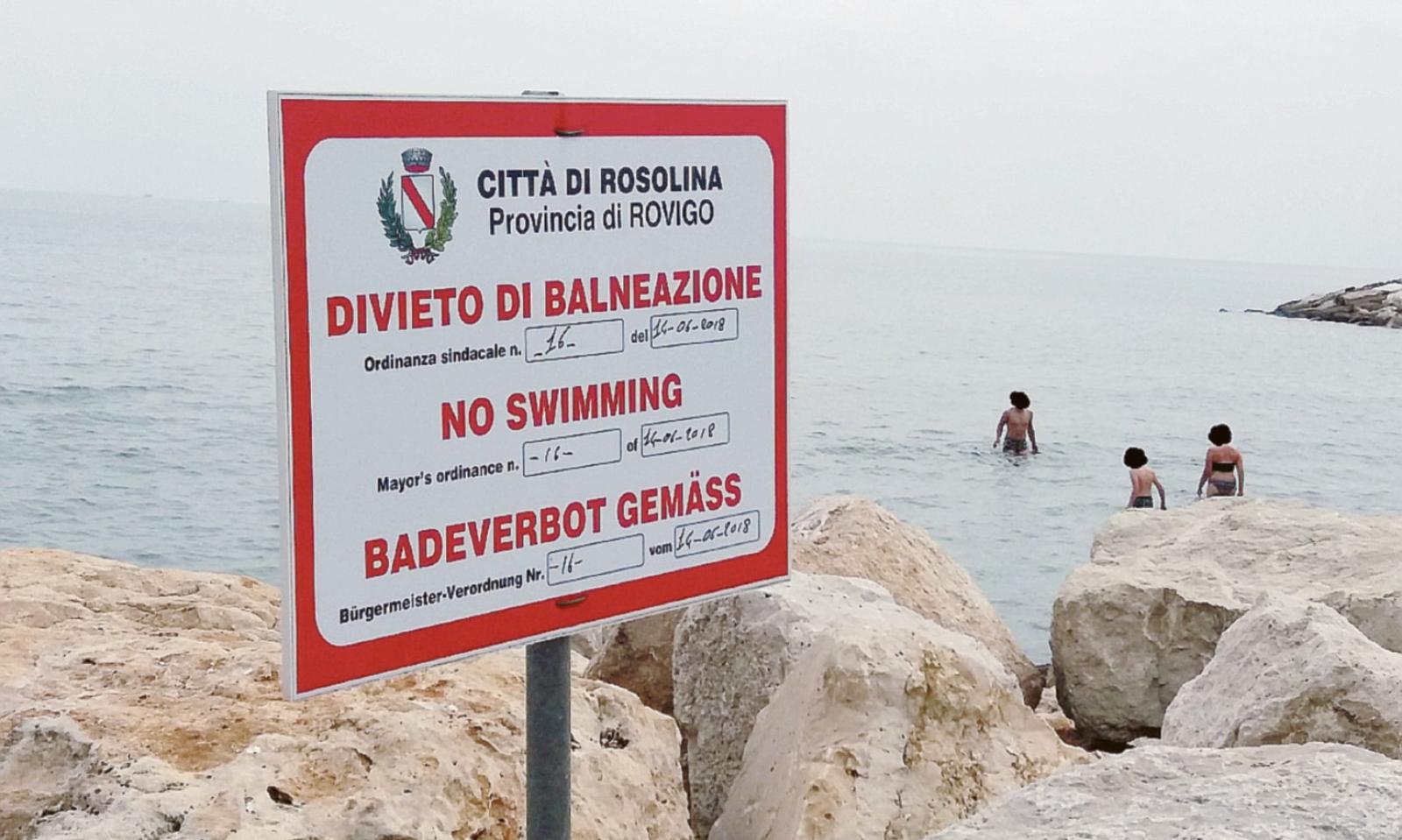 Fanno il bagno in barba al divieto