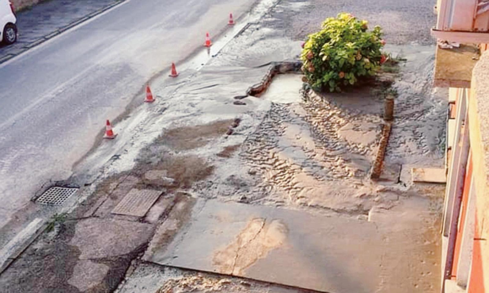 Via Battisti, tubi collassati