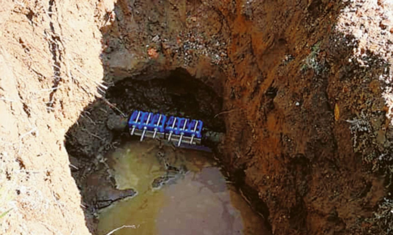 Saltano i tubi in via Giare