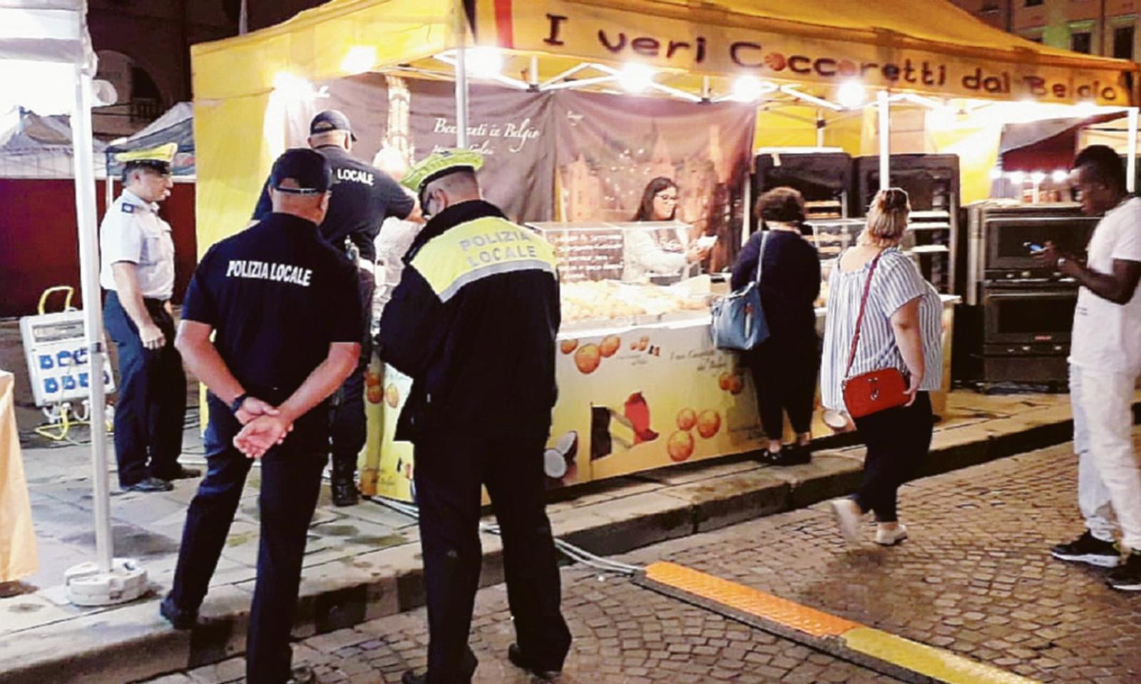 Ubriaco danneggia lo stand