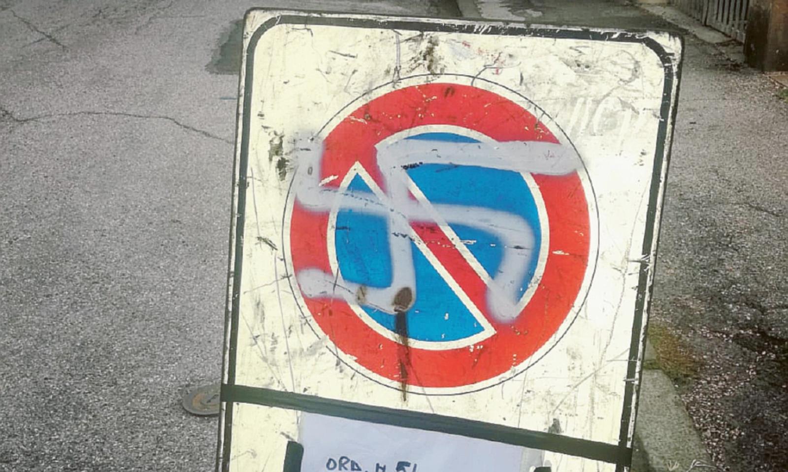 Piazzato un divieto con la svastica