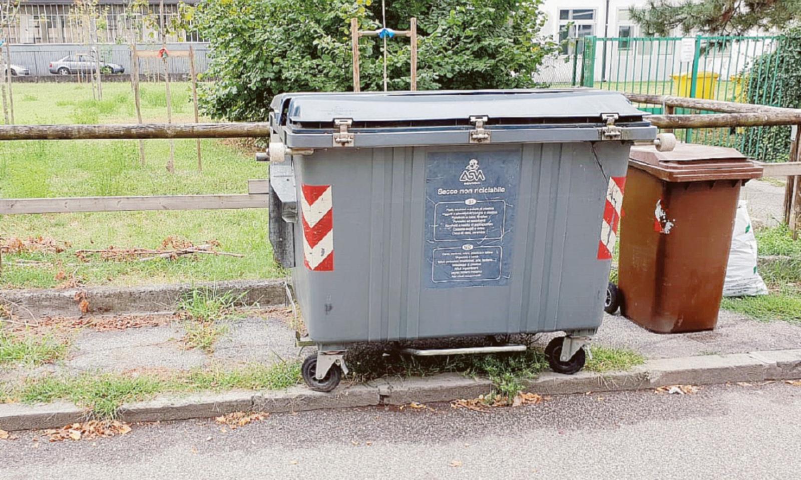 Gimcana fra i cassonetti, poi la scuola