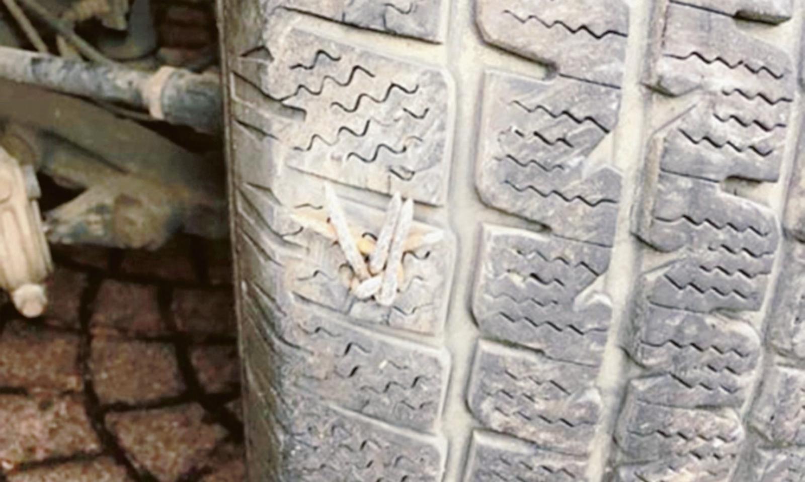 Via Zennaro senza pace: ancora chiodi sulla strada