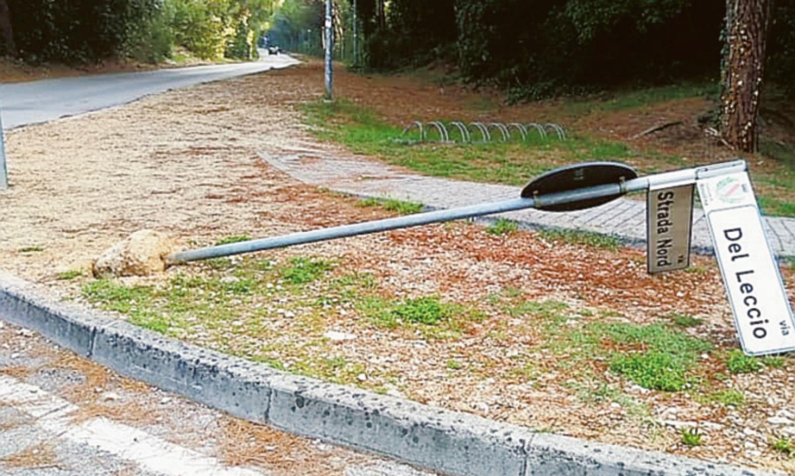 I vandali entrano in azione sul litorale: sono stati sradicati i cartelli stradali