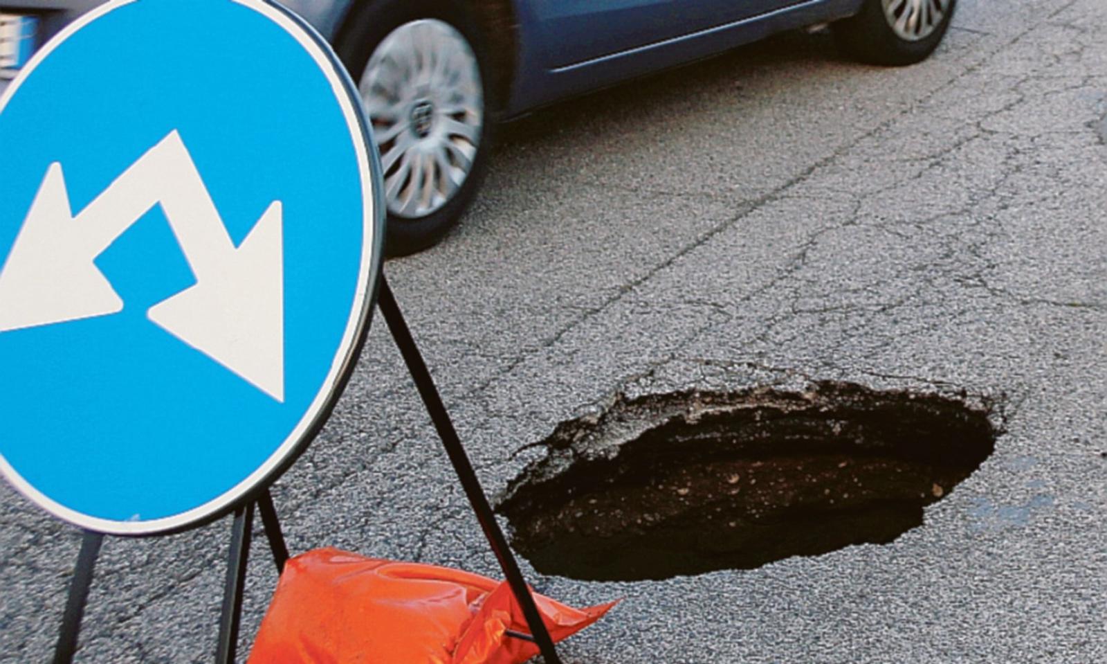 Una strada che cade a pezzi. Saccardin sollecita un&rsquo;ispezione