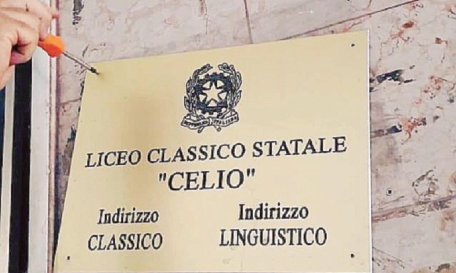 Celio, rimossa pure la targa