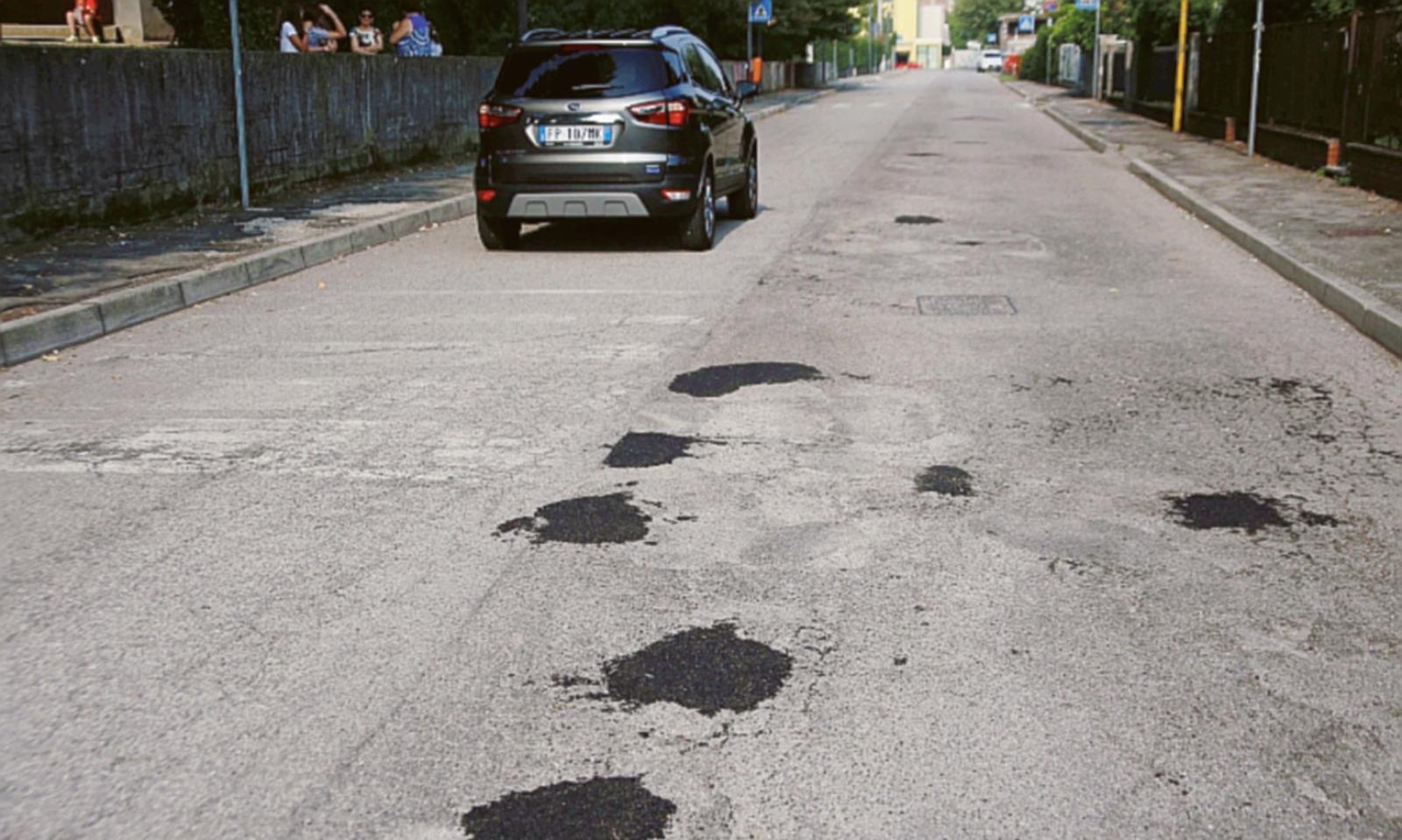 Asfalto a spot, ma va in pezzi