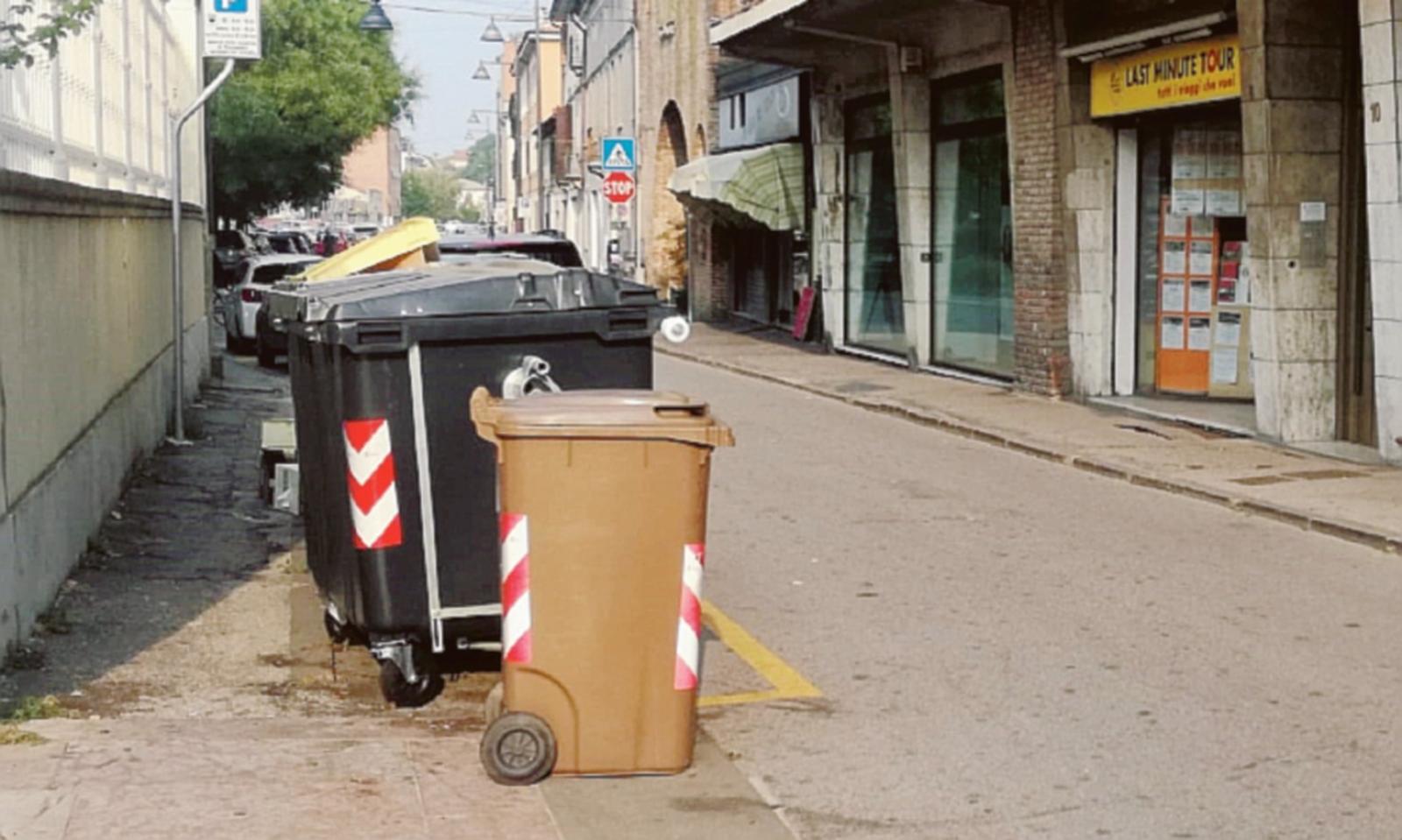 Il risiko dei cassonetti continua a fare danni