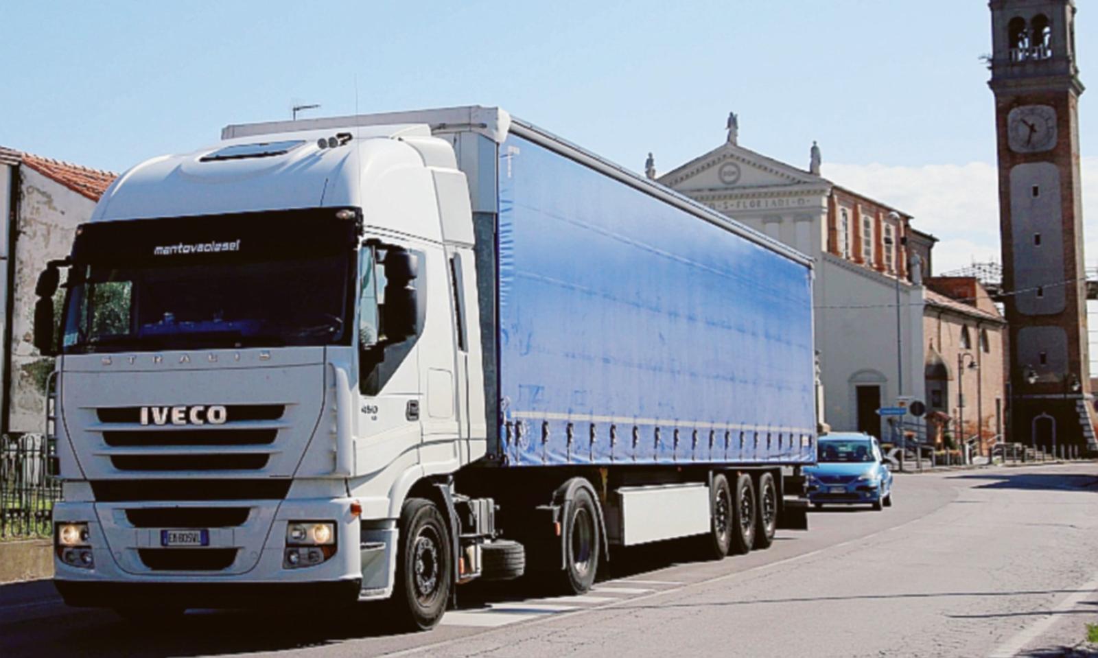 Un altro camion incastrato nel vicolo in pieno centro