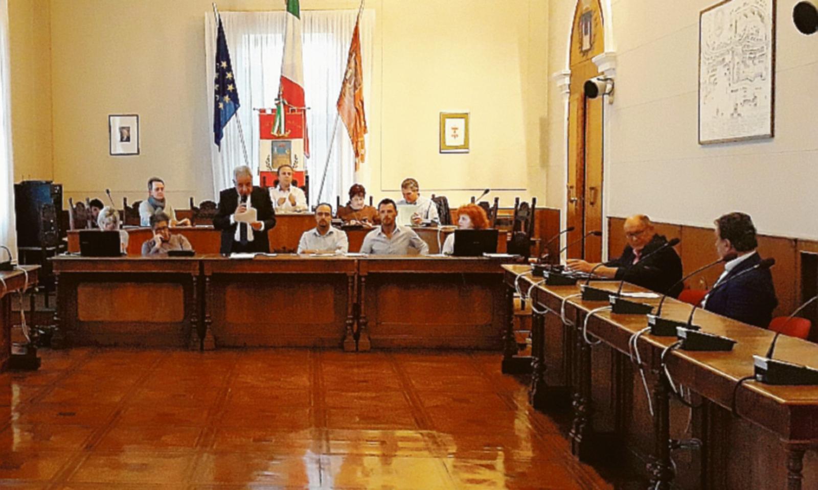 Asfalto via Santa Lucia: &egrave; scontro