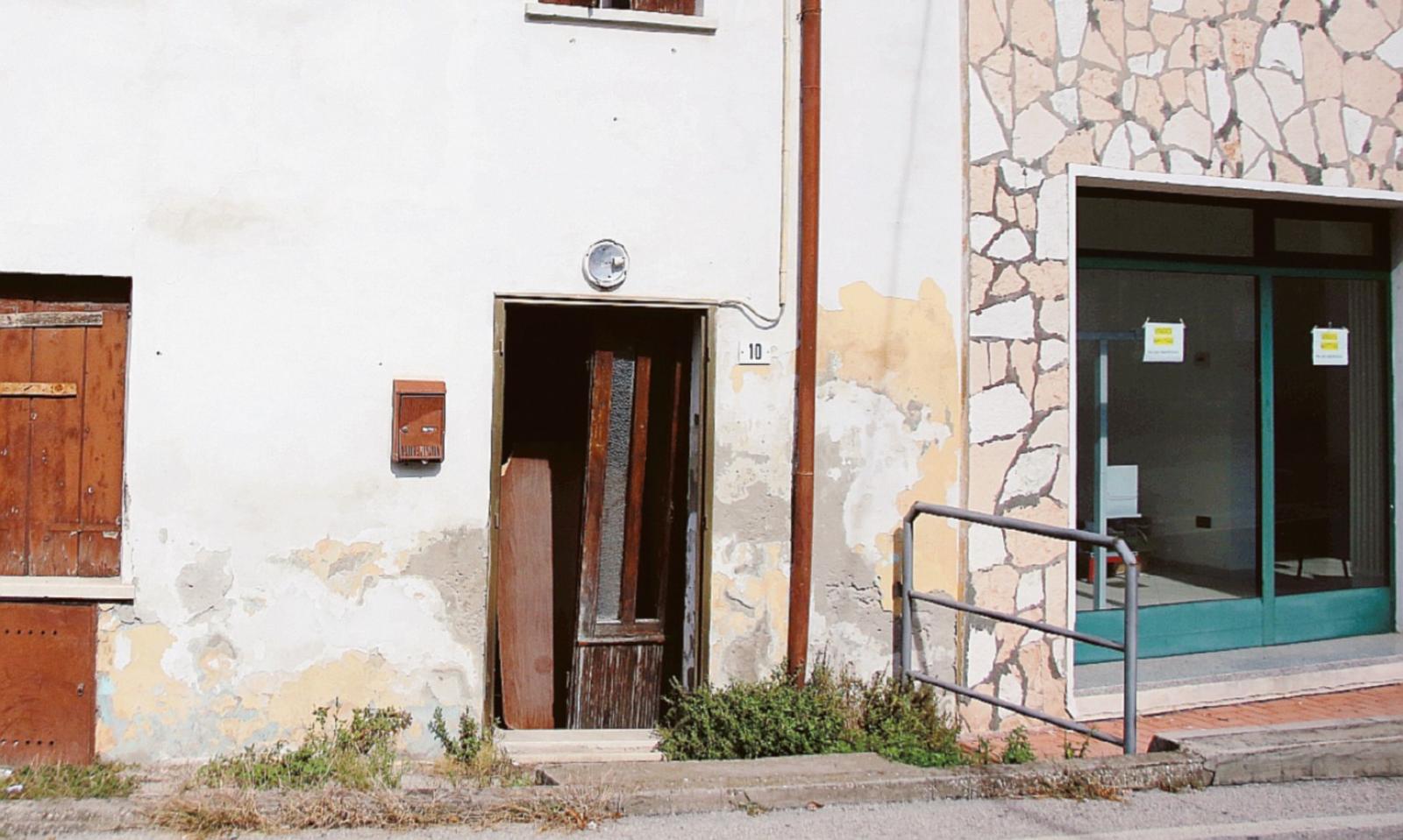 Casa occupata, degrado sulla strada