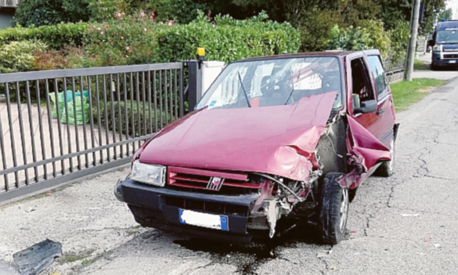 Autocarro tampona  vettura e fugge: &egrave; caccia al pirata della strada