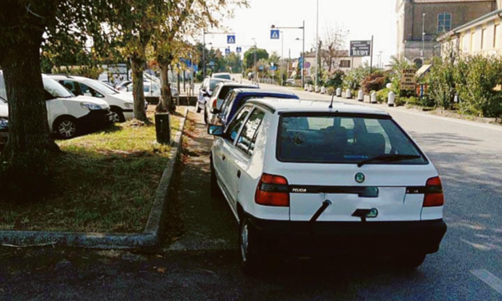 Parcheggio selvaggio sulla Sp4
