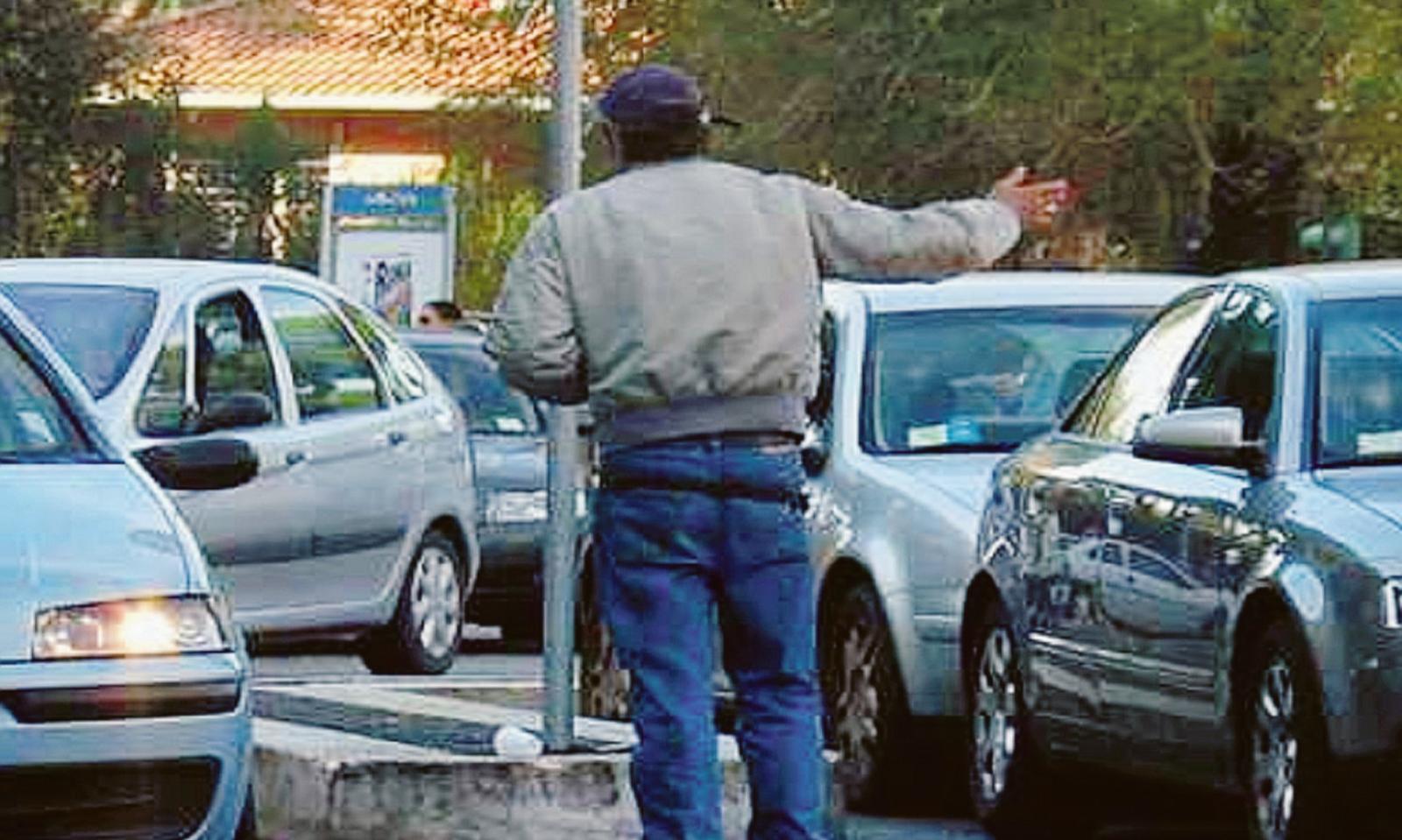 Parcheggiatori abusivi al mercato