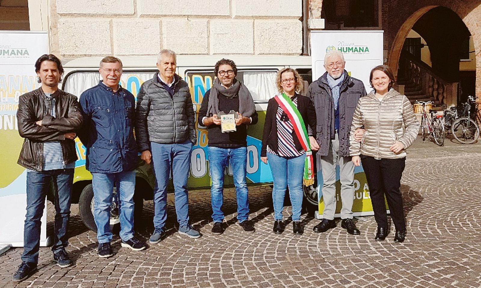 La raccolta dei vestiti &egrave; da premio