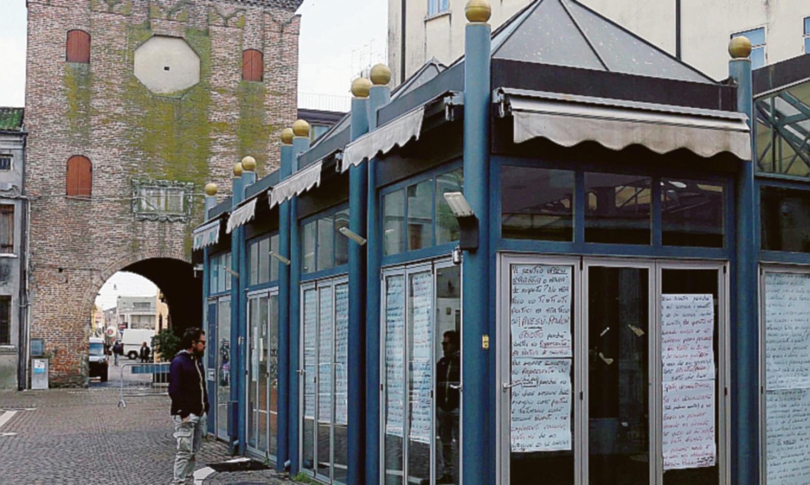 Il chiosco come dormitorio e la demolizione &egrave; ferma al palo