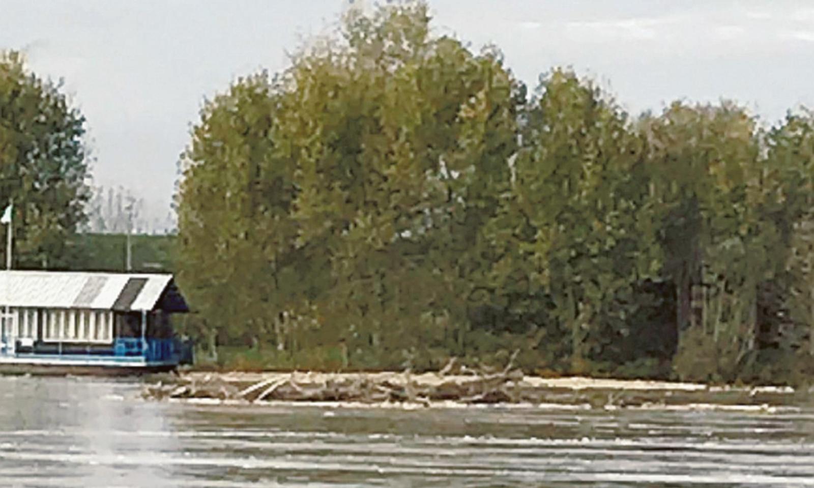 Resta l&rsquo;allerta, detriti sul ponte
