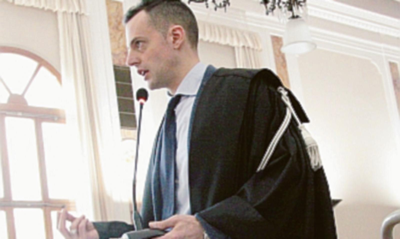 Dress code al corso, nuova perizia sulla borsista