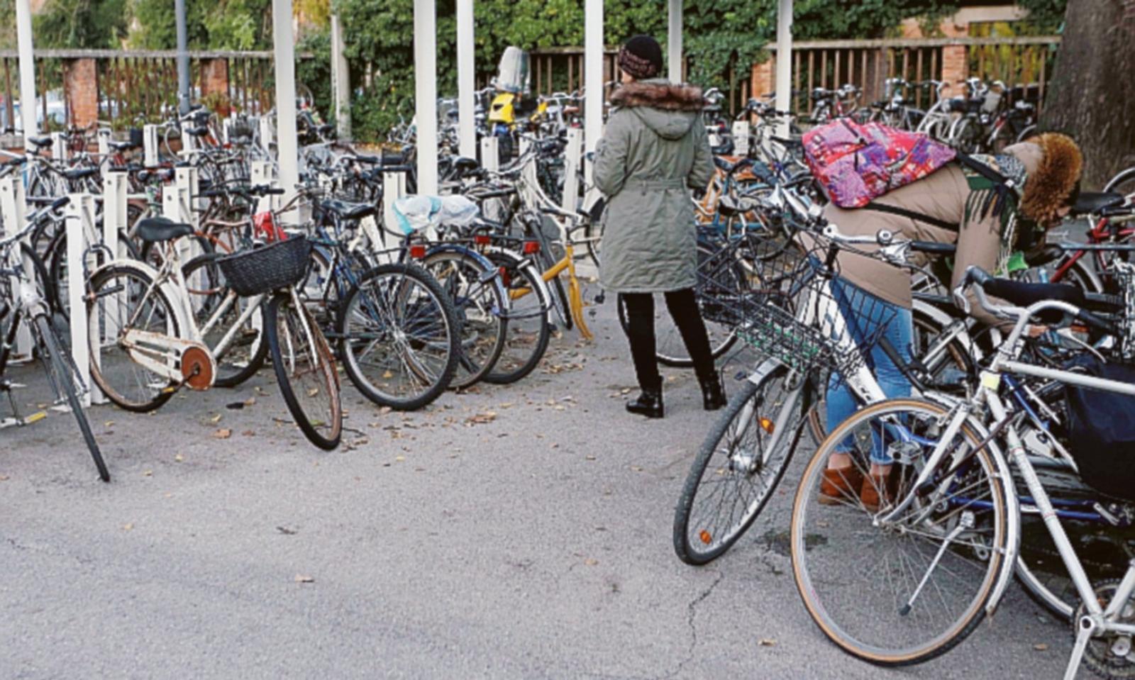 Stop alla bici selvaggia, divieto di sosta alla stazione
