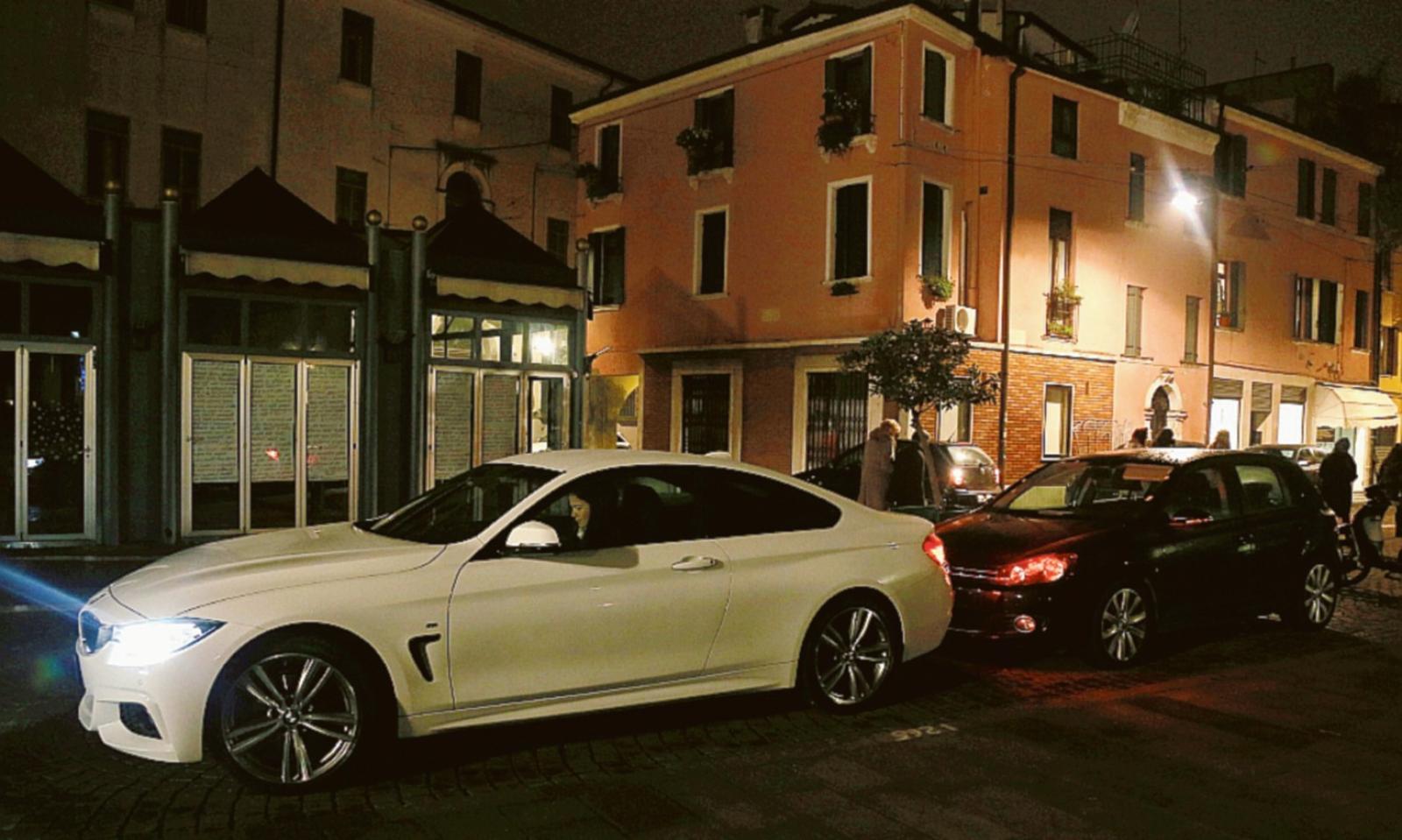 La piazza del parcheggio selvaggio