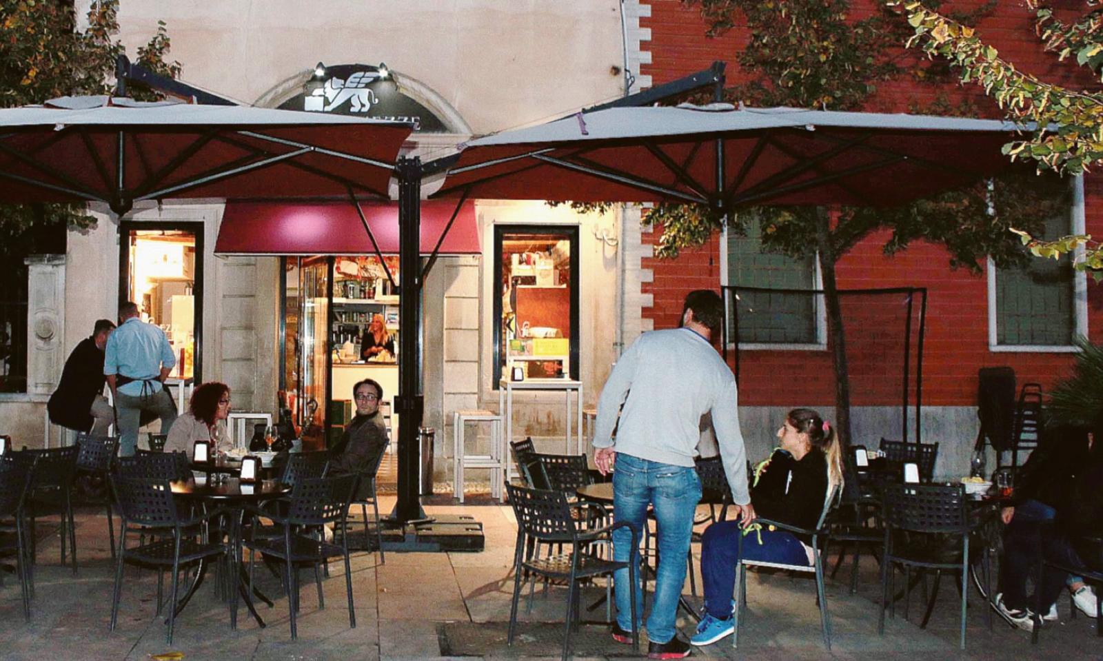 Plateatici: caos, minacce e caff&egrave;