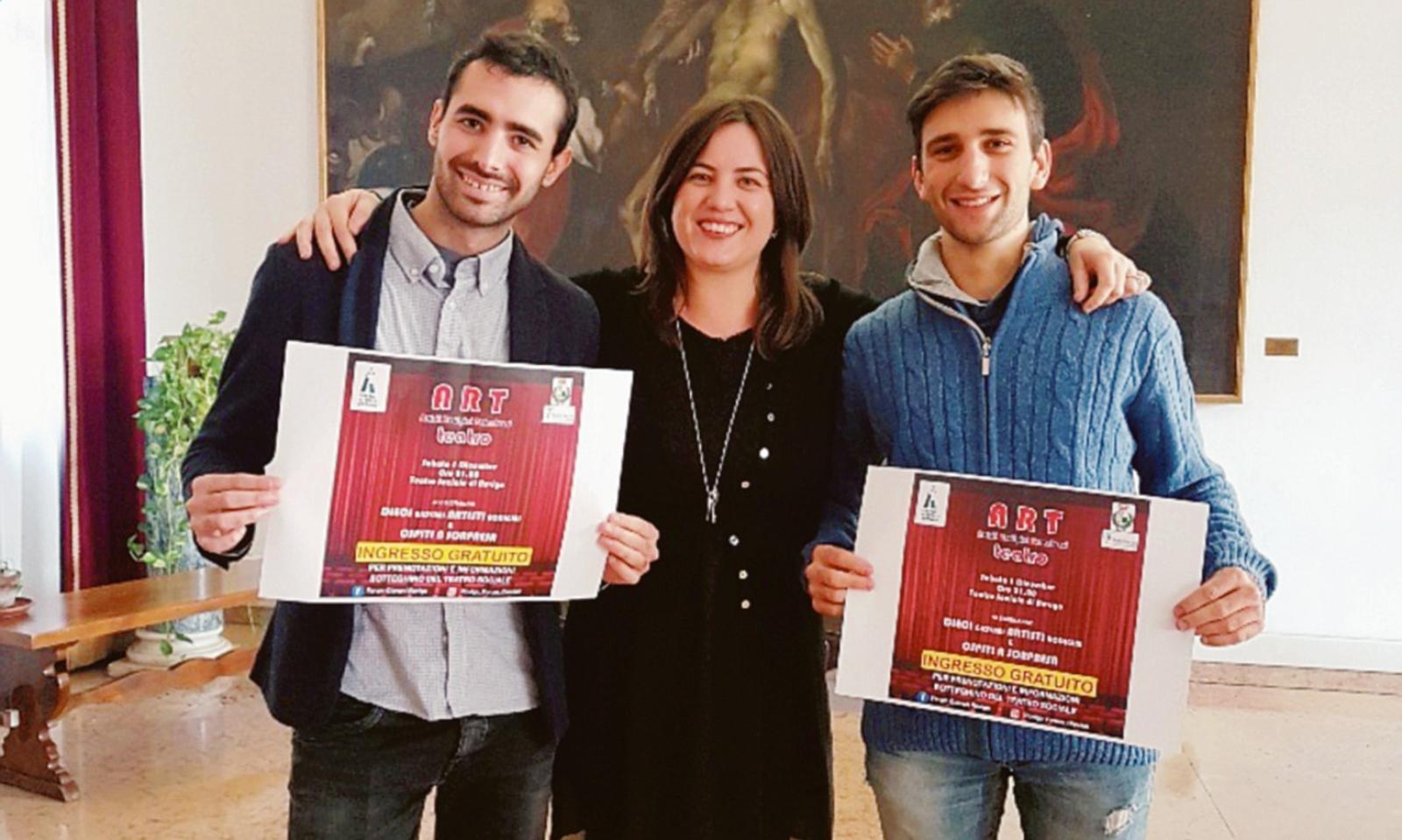 Il sindaco sale sul palco del Sociale