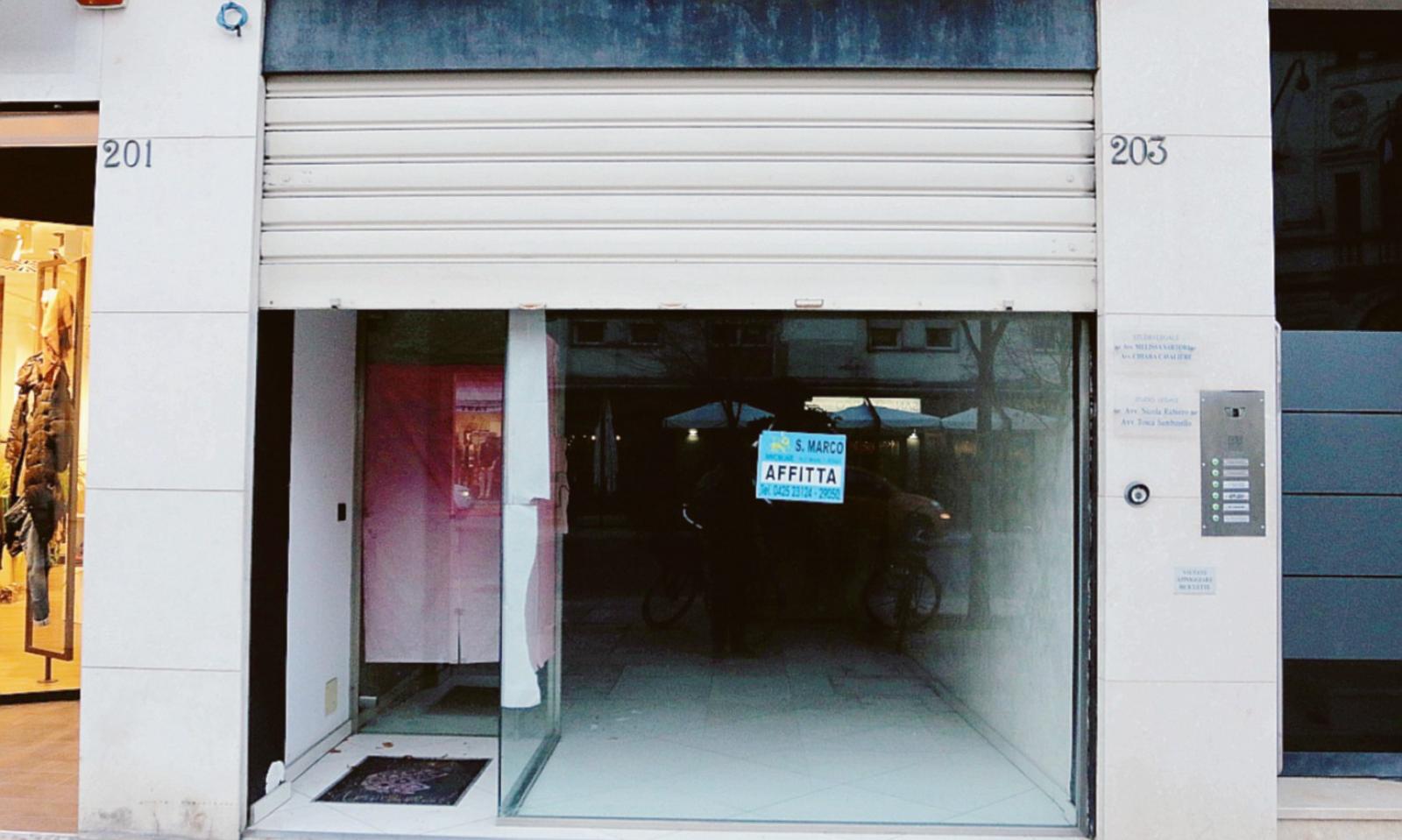 Feste in centro fra i negozi chiusi