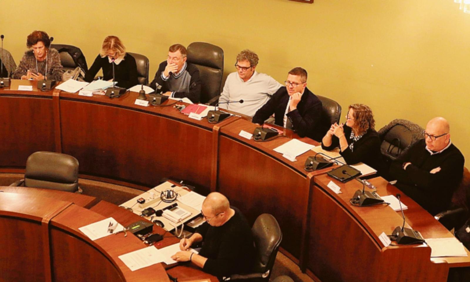 Piscina, via libera alla trattativa