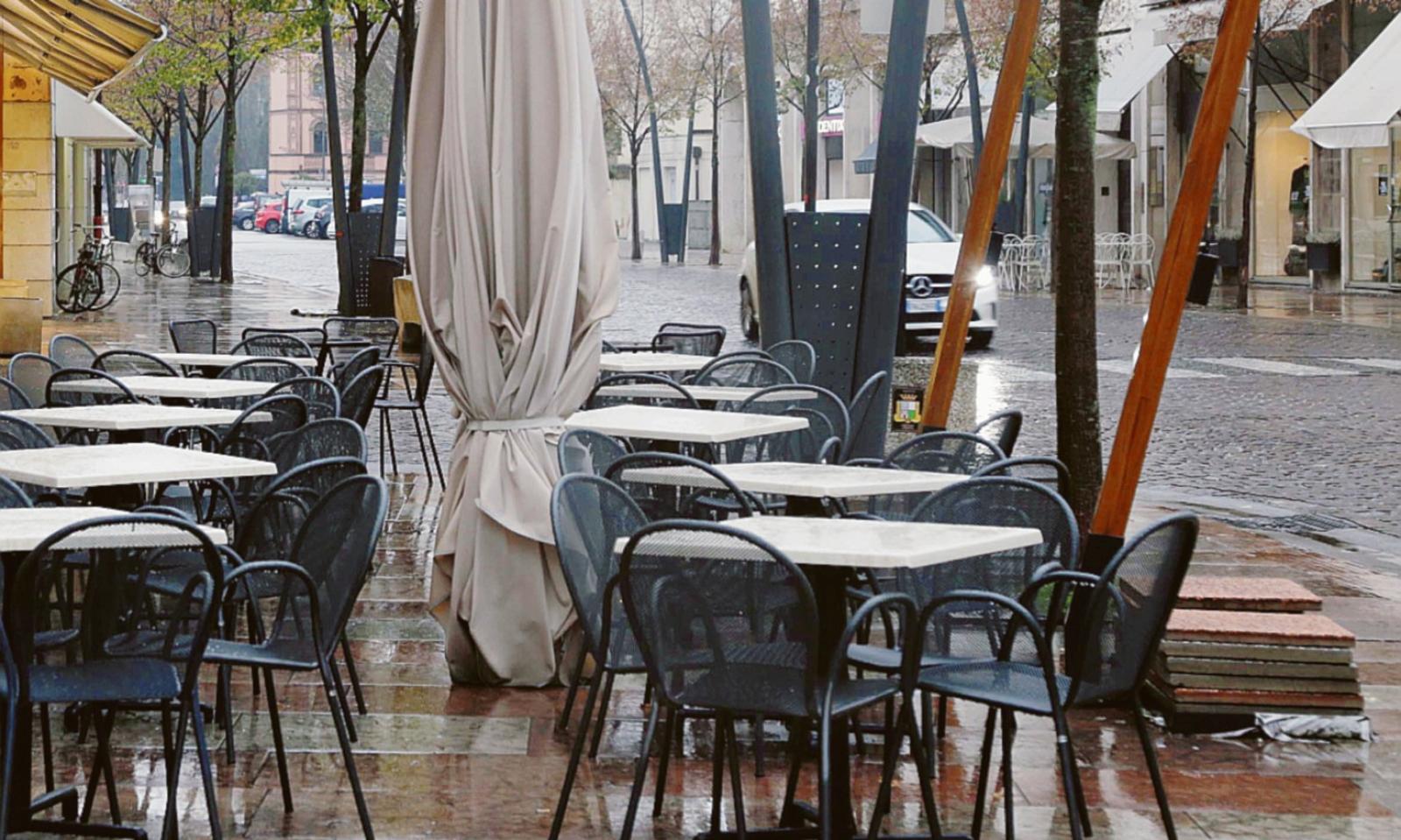 Dehors in stallo, il caos ferma tutto