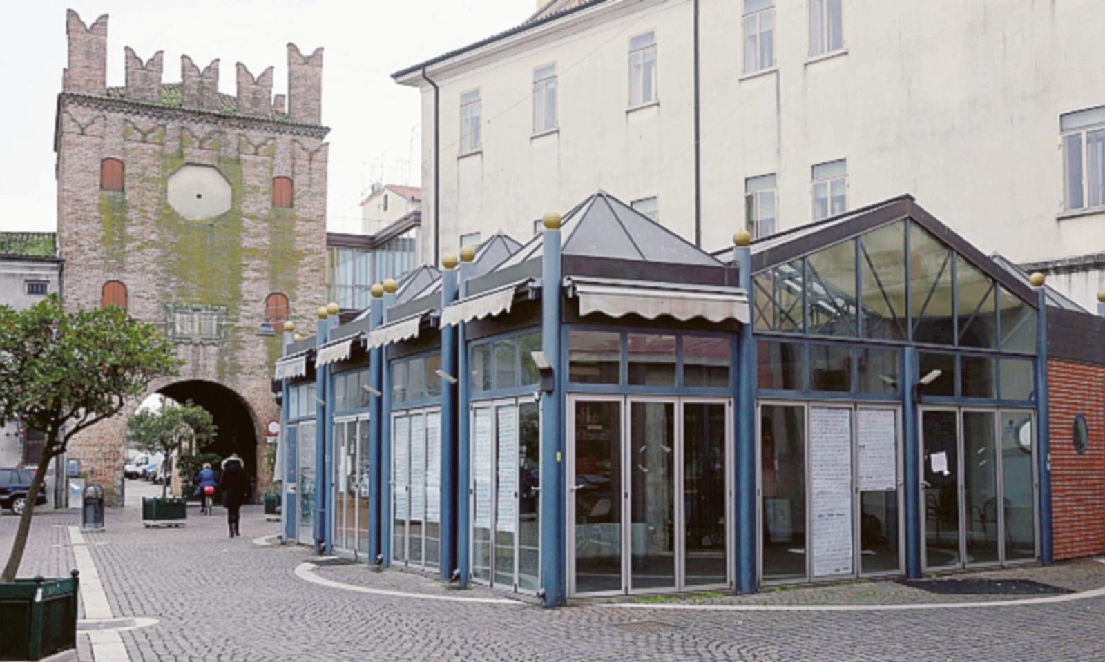 Il titolare del chiosco "costretto" a dormirci dentro