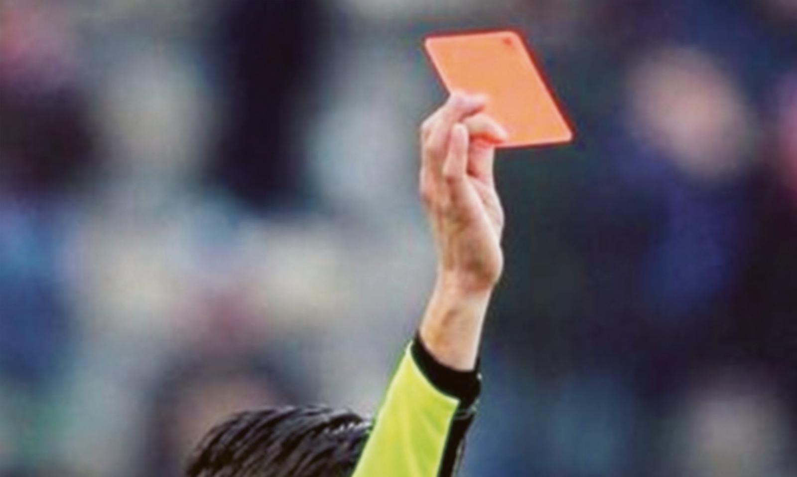 Fumogeno vicino all&rsquo;assistente, scatta la multa