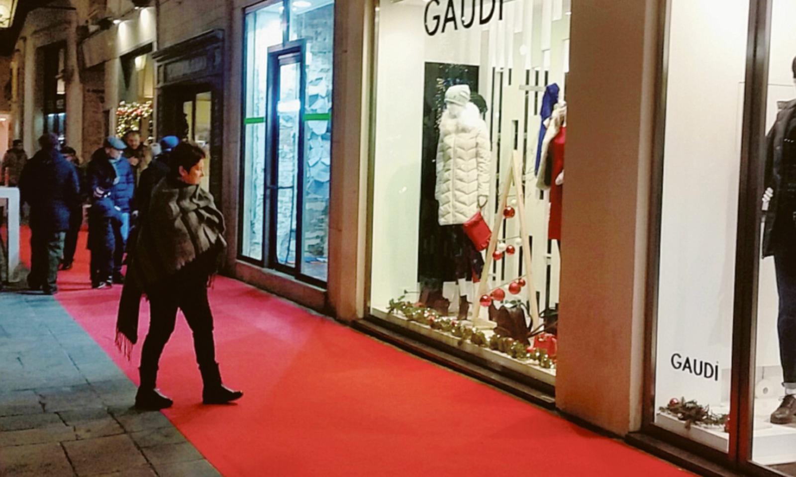 Il Natale apre i negozi del centro