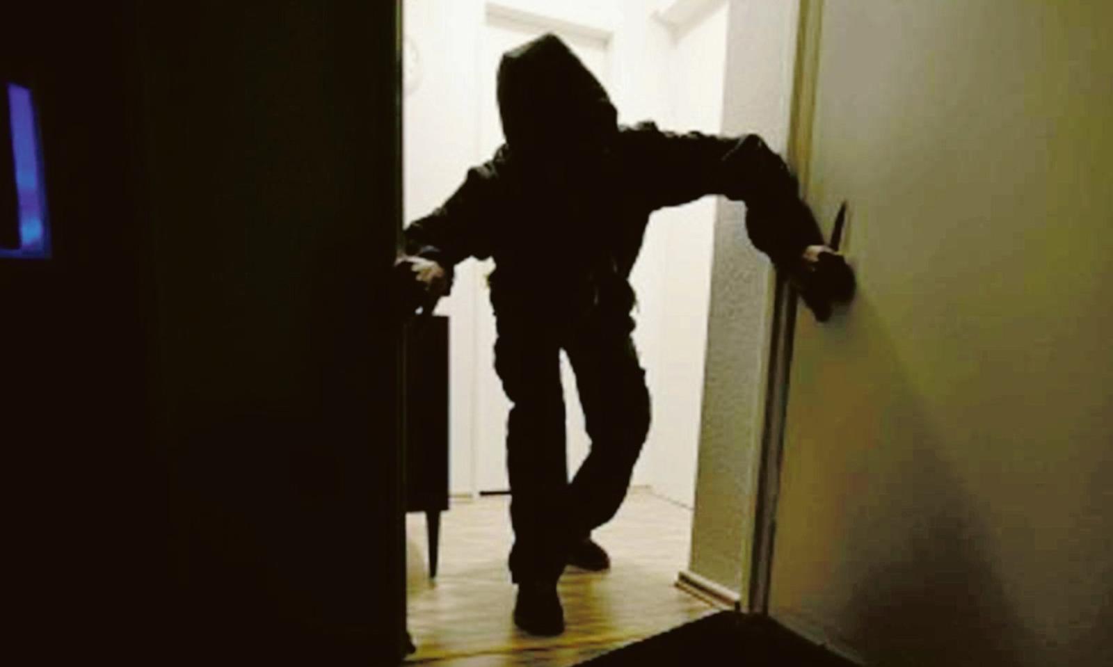 Vestiti da Babbo Natale per rubare in casa