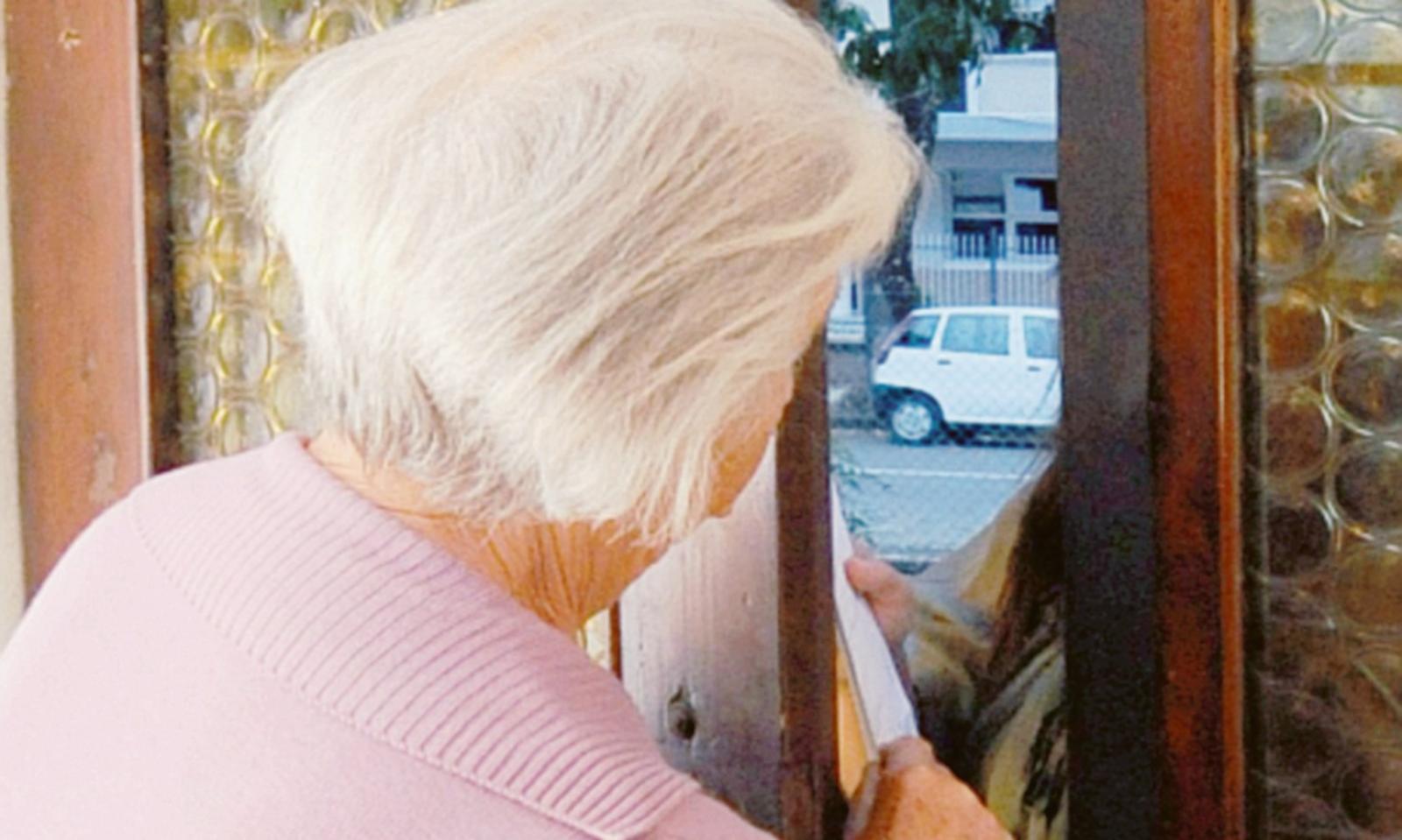 Storditi con lo spray e truffati: il falso addetto ruba i preziosi