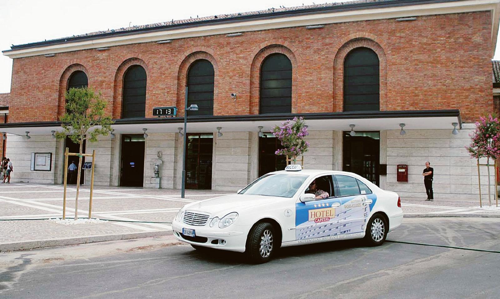 Zuffe e insulti, taxi nell&rsquo;anarchia