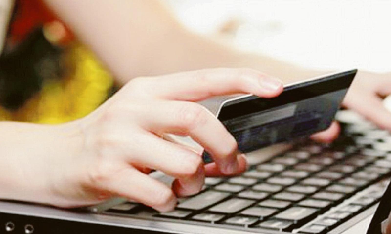 Estorce il pin e si accredita 1000 euro