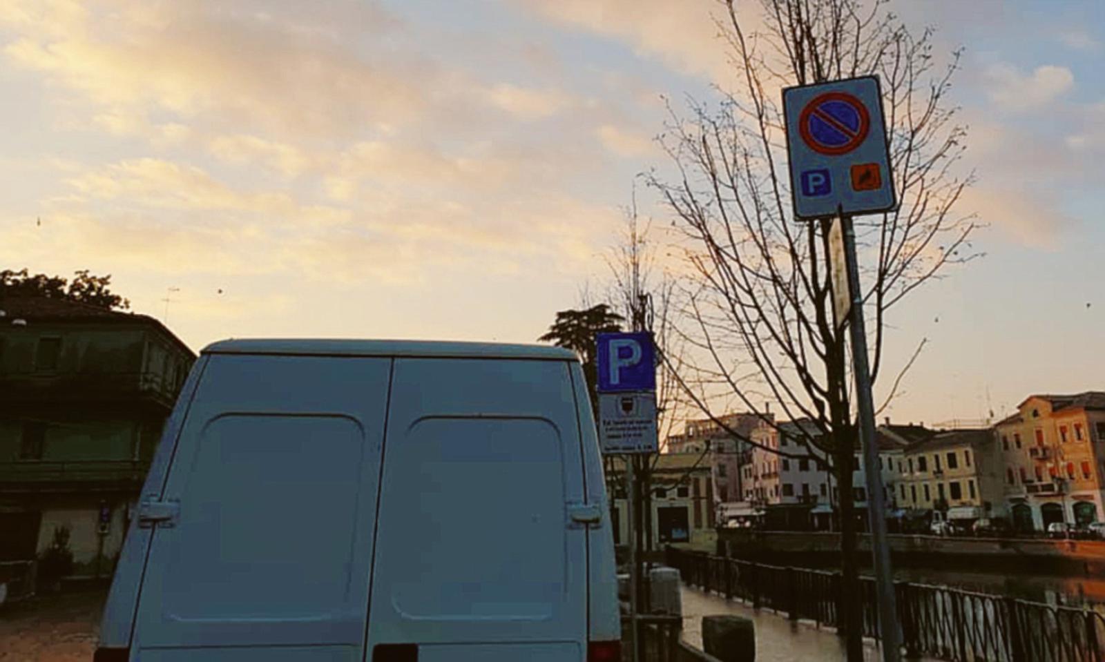 Furgone nell&rsquo;area disabili