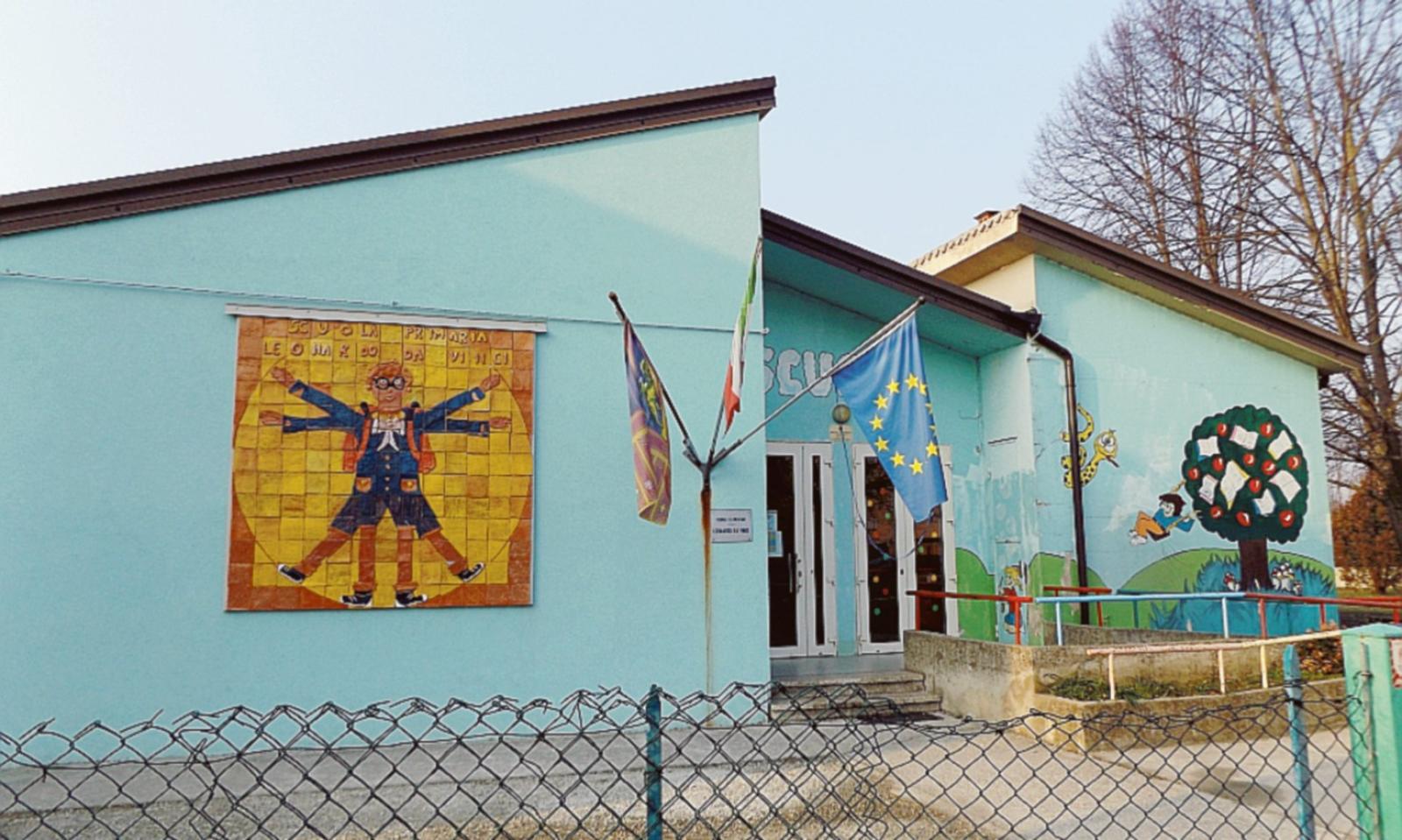 Cade lampadario, momenti di paura a scuola