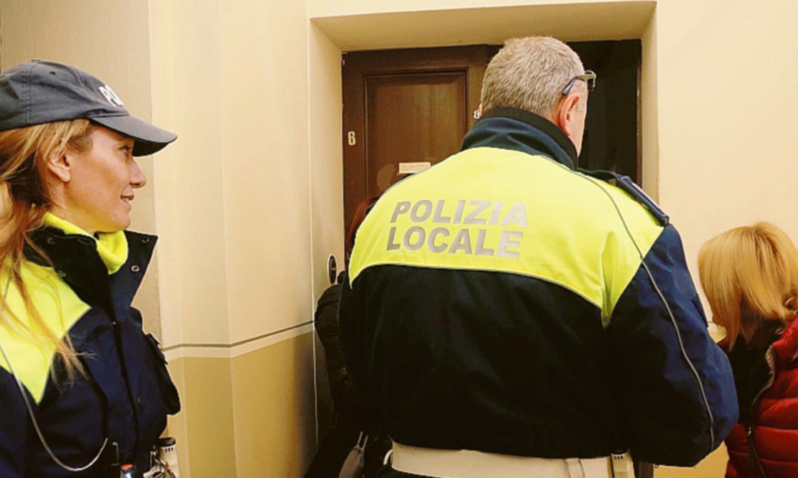 Famiglia con due bimbi messa in mezzo ad una strada