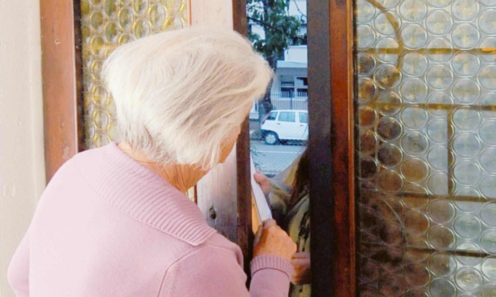 Anziana sventa una truffa in casa