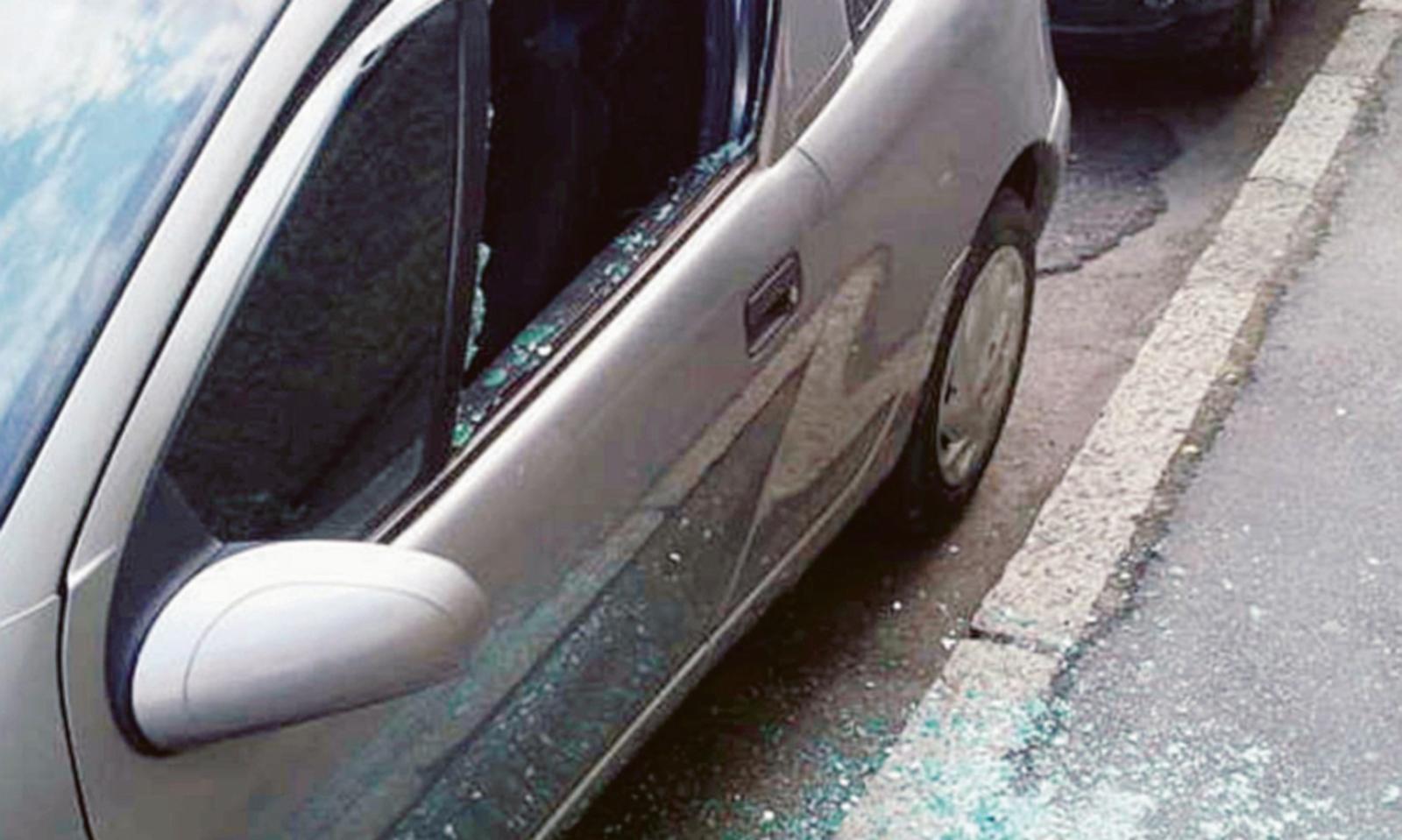 Rompono il vetro e rubano la borsa