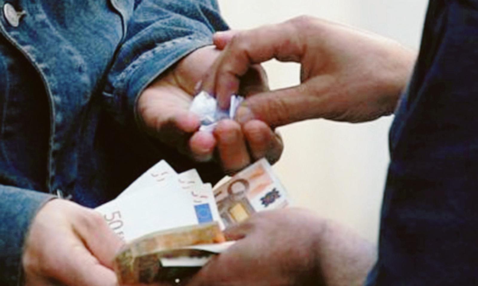 Spacciatore arrestato, gli altri attaccano gli agenti