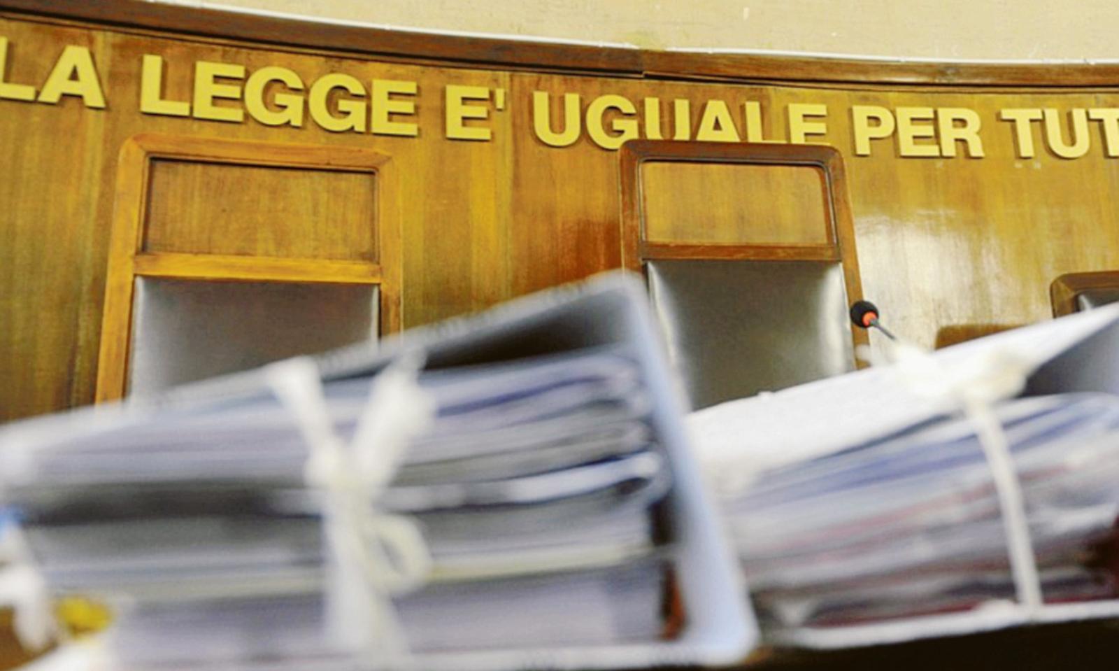 Veleni tra colleghi, legale nei guai