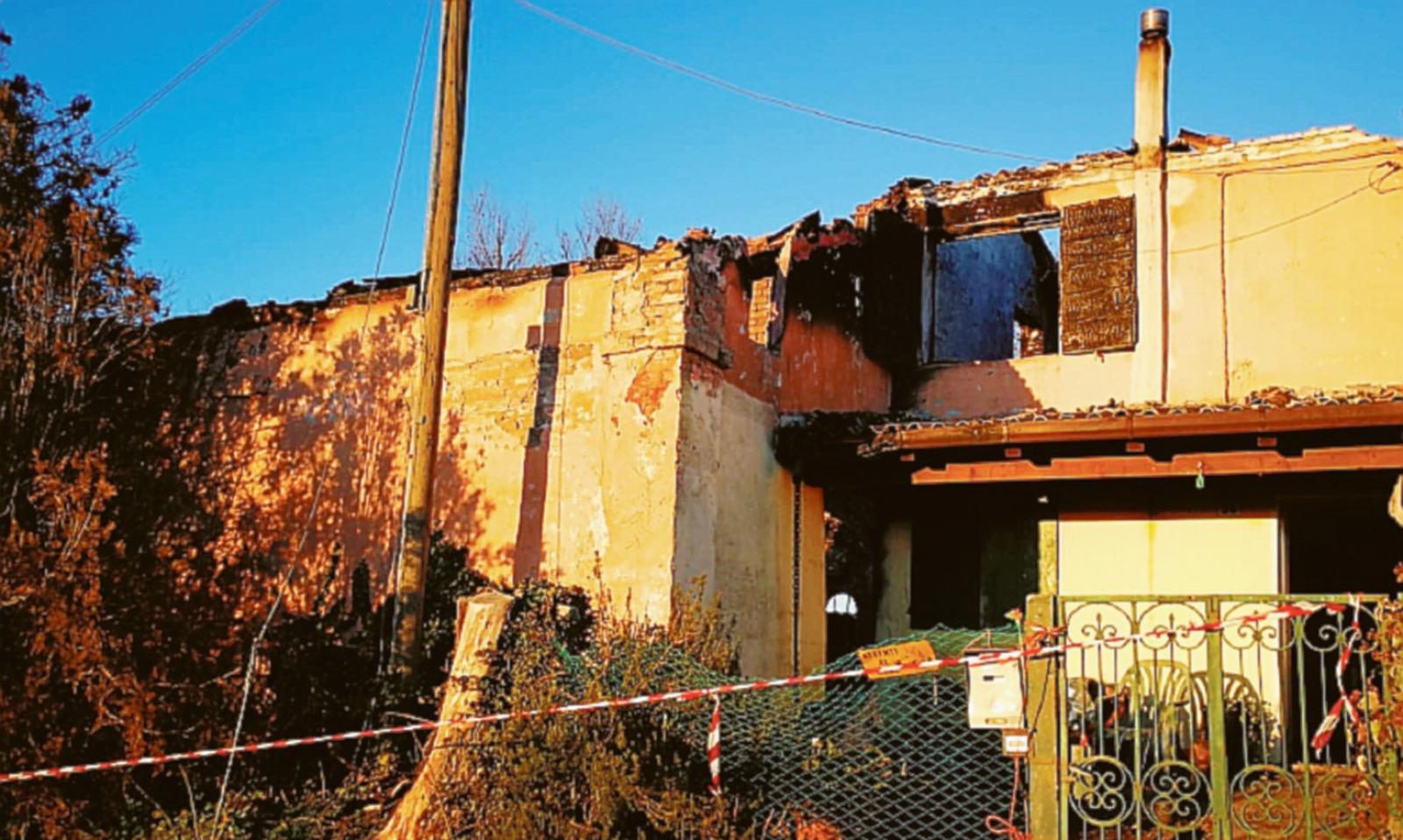 In fiamme la stalla abbandonata
