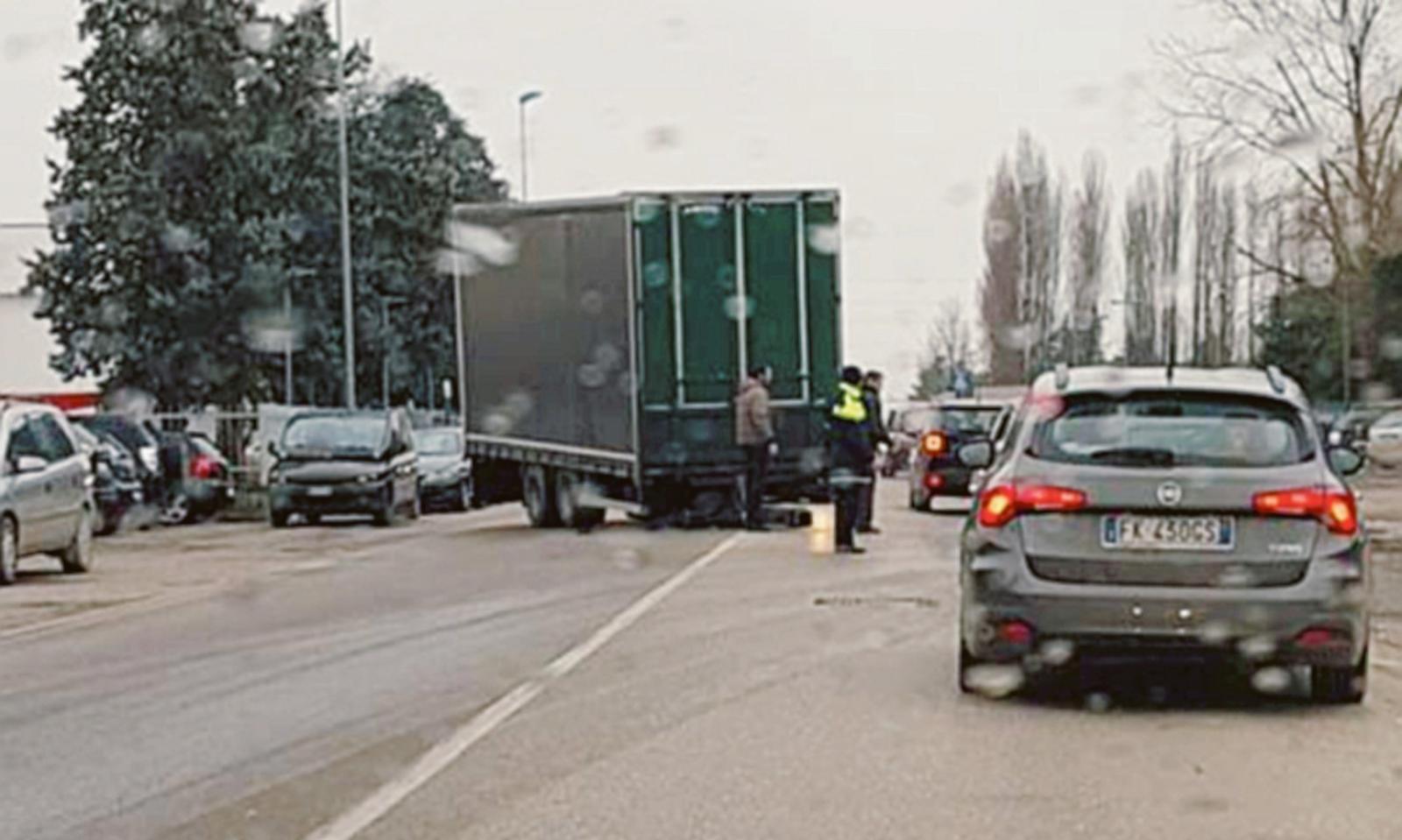 Camion perde il rimorchio, traffico in tilt