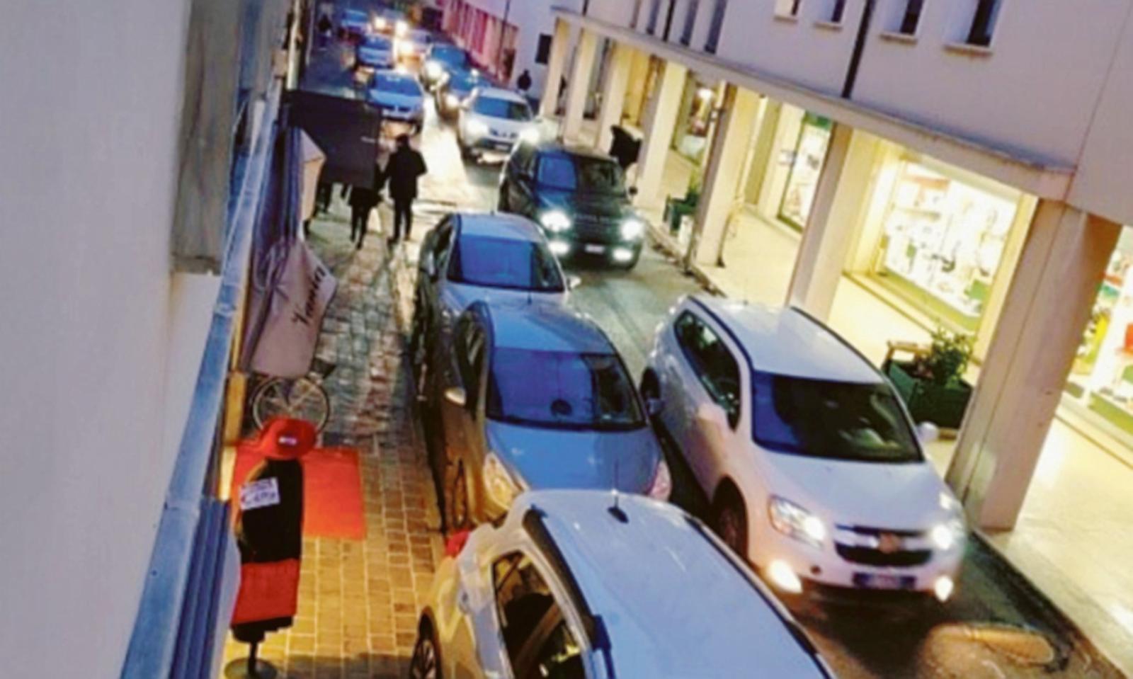 La stradina da 3.900 auto al giorno