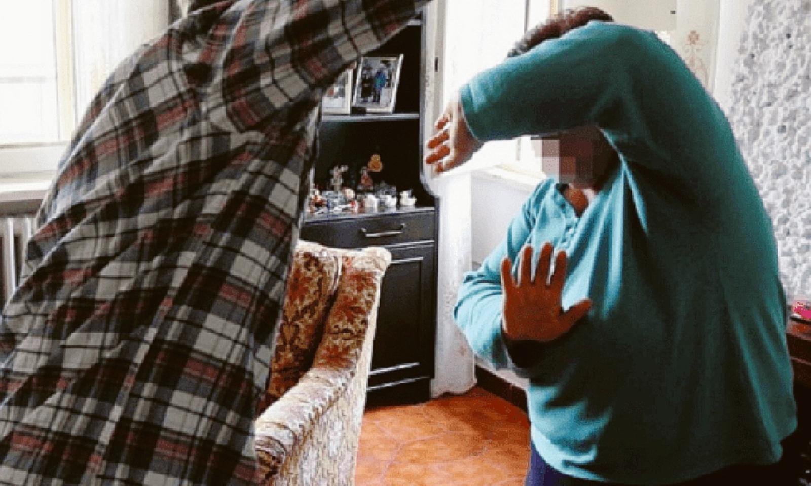 Picchia la suocera, condannata