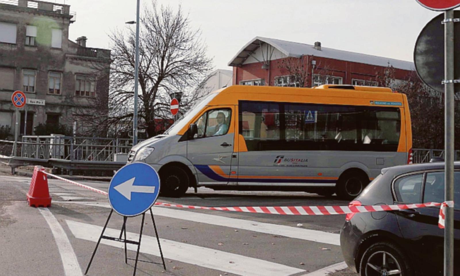 Segnale stradale con il nastro